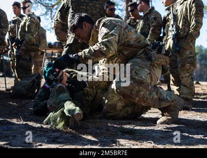 A ÉTATS-UNIS Le parachutiste affecté à l'équipe de combat de la 3rd Brigade, 82nd Airborne Division enseigne à un soldat polonais affecté à la Brigade de tir de 21st des systèmes d'armes américains lors d'un entraînement combiné à Nowa Deba, en Pologne, le 24 février 2022. L’événement de formation a permis aux alliés de se connaître les équipements, les capacités et les tactiques de l’autre afin d’améliorer notre état de préparation et de renforcer notre Alliance de l’OTAN. La division Airborne de 82nd est actuellement déployée en Pologne pour former et opérer aux côtés de nos alliés polonais. Cet événement est une excellente occasion d'améliorer l'entraînement tactique et d'augmenter notre Banque D'Images