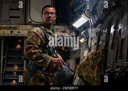 Tech. Le Sgt Nelson Jones, maître de chantier de l'escadron de transport aérien 14th, prépare son harnais et son casque avant un aérodrome de North Air Field, en Caroline du Nord, en Caroline du Sud, le 24 février 2022. Les escadrons de transport aérien mènent régulièrement de la formation comme celle-ci afin de maintenir leur état de préparation. (É.-U. Vidéo de la Force aérienne par le sergent d'état-major Christian Sullivan) Banque D'Images