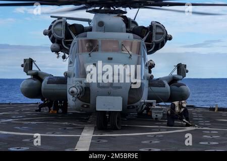 OCÉAN PACIFIQUE (24 février 2022) les marins utilisent des cales et des chaînes pour fixer un Super Stallion CH-53E attaché au navire de débarquement marin à rotor incliné (VMM) 165 (renforcé), 11th Marine Expeditionary Unit (MEU), au pont de vol du navire de débarquement amphibie de la classe Harpers Ferry USS Pearl Harbor (LSD 52), Dans l'océan Pacifique, 24 février 2022. Les marins et les marins du Essex Amphiobie Ready Group (ARG) et du MEU 11th sont en train de mener des opérations de routine dans la flotte américaine 3rd. Banque D'Images