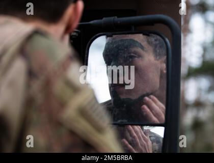 A ÉTATS-UNIS Le parachutiste affecté à l'équipe de combat de la 3rd Brigade, 82nd Airborne Division applique la peinture faciale avant un exercice d'assaut aérien combiné avec la Brigade polonaise du fusil 21st février 25 lors d'un événement d'entraînement combiné à Nowa Deba, en Pologne. L’événement de formation a permis aux alliés de se connaître les équipements, les capacités et les tactiques de l’autre afin d’améliorer notre état de préparation et de renforcer notre Alliance de l’OTAN. Banque D'Images