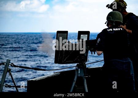 MER DES PHILIPPINES (24 février 2022) Christina Bledsoe, chef du contrôle des incendies de Hot Springs, en Arkansas, lance une mitrailleuse de calibre M2A1 .50 depuis le pont de missile lors d'un exercice de tir à bord du destroyer de missile guidé de classe Arleigh Burke USS Spruance (DDG 111). Abraham Lincoln Strike Group est en cours de déploiement prévu dans la zone d'exploitation de la flotte américaine 7th afin d'améliorer l'interopérabilité par le biais d'alliances et de partenariats tout en servant de force de réaction prête à l'emploi pour soutenir une région libre et ouverte d'Indo-Pacifique. Banque D'Images