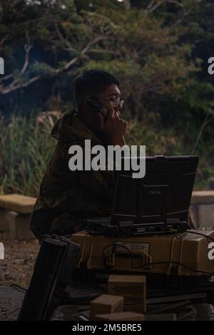 ÉTATS-UNIS Corps maritime le caporal Winston Leu, opérateur radio du 1st Bataillon, 3D Marines, 3D Marine Division, reçoit un rapport lors de l'essai des appareils de communication, au Centre d'entraînement Jungle Warfare, à Camp Gonsalves, Okinawa (Japon), le 24 février 2022. Cette formation a validé la capacité des Marines à configurer habilement des dispositifs de communication à longue portée et à communiquer efficacement dans des environnements austères de la jungle. 1/3 est déployé dans l'Indo-Pacifique sous 4th Marines dans le cadre du Programme de déploiement de l'unité. Leu est originaire de Las Vegas, Nevada. Banque D'Images