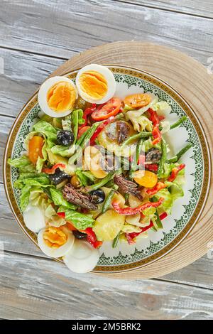 Salade niçoise cuisine française gastronomique, sur fond de bois Banque D'Images