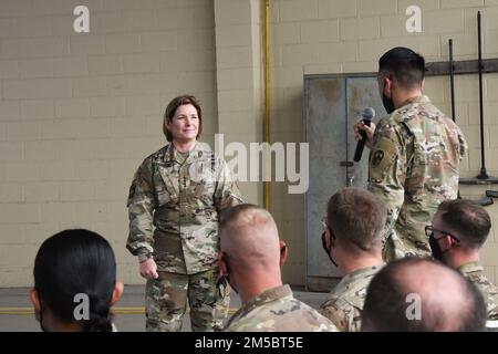 Un membre du service de la joint Task Force-Bravo pose une question au cours d'une assemblée générale avec les États-Unis Le général de l'armée Laura Richardson, États-Unis Commandant du Commandement Sud, à la base aérienne de Soto Cano, Honduras, 24 février 2022. Au cours de la visite de Richardson à Soto Cano, elle a visité l’installation, visité les troupes et reconnu l’importance de l’unité et le partenariat qu’elle renforce grâce à son soutien continu à la région dans le cadre du SOUTHCOM. Banque D'Images