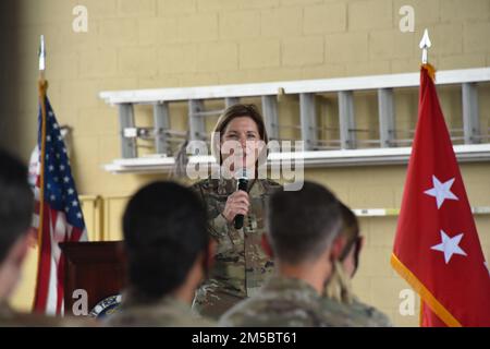 ÉTATS-UNIS Le général de l'armée Laura Richardson, commandant des États-Unis Le Commandement Sud s'adresse aux membres de la Force opérationnelle interarmées Bravo lors d'une visite à la base aérienne de Soto Cano, au Honduras, le 24 février 2022. Le commandant de l'USSOUTHCOM a discuté de l'importance de l'unité dans la région et a reconnu les réalisations de l'équipe en soutenant les partenaires durant les ouragans ETA et Iota, ainsi que le séisme de magnitude 7,2 qui a dévasté Haïti l'année dernière. Banque D'Images