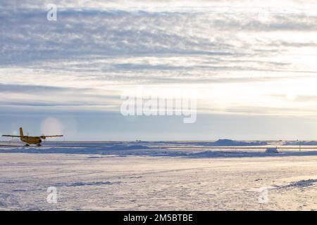 PRUDHOE BAY (ALASKA), le 24 février 2022 – Un CC-138 Twin Otter utilisé par la Division des transports de la Royal Canadian Air Force 440th se trouve à Prudhoe Bay, en Alaska, avant les États-Unis Exercice sur glace de la Marine (ICEX) 2022. ICEX 2022 est un exercice de trois semaines qui permet à la Marine d'évaluer son état de préparation opérationnelle dans l'Arctique, d'accroître son expérience dans la région, de faire progresser la compréhension de l'environnement arctique et de continuer à établir des relations avec d'autres services, alliés et organisations partenaires. Banque D'Images