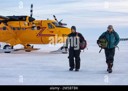 PRUDHOE BAY (ALASKA), le 24 février 2022 – Matt Pesce, à gauche, du laboratoire sous-marin arctique et Josh Jones, chercheur scientifique à l'Université de l'Alaska Fairbanks, reviennent d'un vol de surveillance après avoir vérifié les conditions des emplacements potentiels des camps de glace à Prudhoe Bay, en Alaska, avant les États-Unis Exercice sur glace de la Marine (ICEX) 2022. ICEX 2022 est un exercice de trois semaines qui permet à la Marine d'évaluer son état de préparation opérationnelle dans l'Arctique, d'accroître son expérience dans la région, de faire progresser la compréhension de l'environnement arctique et de continuer à établir des relations avec d'autres services, alliés et parties Banque D'Images