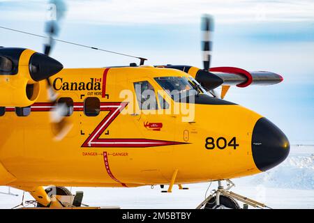 PRUDHOE BAY (ALASKA), le 24 février 2022 – Un CC-138 Twin Otter utilisé par la Division des transports de la Royal Canadian Air Force 440th se prépare à décoller à Prudhoe Bay, en Alaska, avant les États-Unis Exercice sur glace de la Marine (ICEX) 2022. ICEX 2022 est un exercice de trois semaines qui permet à la Marine d'évaluer son état de préparation opérationnelle dans l'Arctique, d'accroître son expérience dans la région, de faire progresser la compréhension de l'environnement arctique et de continuer à établir des relations avec d'autres services, alliés et organisations partenaires. Banque D'Images