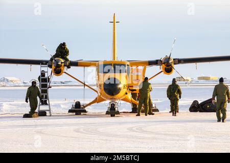 PRUDHOE BAY (ALASKA), le 24 février 2022 – des membres de la Division des transports de la Royal Canadian Air Force 440th préparent un CC-138 Twin Otter pour un vol à Prudhoe Bay, en Alaska, devant les États-Unis Exercice sur glace de la Marine (ICEX) 2022. ICEX 2022 est un exercice de trois semaines qui permet à la Marine d'évaluer son état de préparation opérationnelle dans l'Arctique, d'accroître son expérience dans la région, de faire progresser la compréhension de l'environnement arctique et de continuer à établir des relations avec d'autres services, alliés et organisations partenaires. Banque D'Images