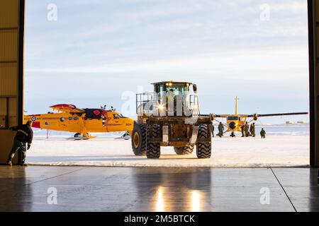 PRUDHOE BAY (ALASKA), le 24 février 2022 – les membres du laboratoire sous-marin de l'Arctique se préparent à transporter du matériel à Prudhoe Bay, en Alaska, avant les États-Unis Exercice sur glace de la Marine (ICEX) 2022. ICEX 2022 est un exercice de trois semaines qui permet à la Marine d'évaluer son état de préparation opérationnelle dans l'Arctique, d'accroître son expérience dans la région, de faire progresser la compréhension de l'environnement arctique et de continuer à établir des relations avec d'autres services, alliés et organisations partenaires. Banque D'Images