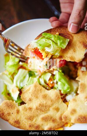 Salade de Taco, pain et salade fraîche Banque D'Images