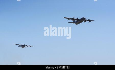 Deux avions de transport de combat multimission MC-130J Commando II, avec le 1st Escadron des opérations spéciales, 353rd escadre des opérations spéciales, effectuent une simulation de chute d'air de combat à faible coût et à basse altitude pendant l'exercice Cobra Gold 2022 à la chaîne Chandy dans le Royaume de Thaïlande, le 24 février 2022. Le CG 22 est la version 41st de l'exercice international de formation qui soutient l'état de préparation et met l'accent sur la coordination de l'action civique, de l'aide humanitaire et des secours en cas de catastrophe. De 22 février à 4 mars 2022, cet événement annuel se déroule à différents endroits dans tout le Royaume de Thaïlande i. Banque D'Images