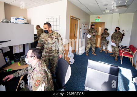 Les aviateurs de l'escadron 423rd des forces de sécurité terminent le traitement préalable au déploiement à la RAF Alconbury, en Angleterre, le 24 février 2022. Les membres du SFS se préparent à se déployer à l'appui d'une réponse conjointe pour mener des opérations axées sur le renforcement de la posture du flanc est de l'OTAN. Banque D'Images