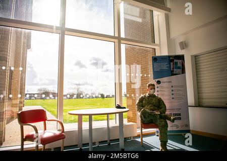 Un Airman de l'escadron 423rd des forces de sécurité attend dans le hall de l'escadron médical 423rd de la RAF Alconbury, en Angleterre, le 24 février 2022. Plusieurs membres du SFS se préparent à se déployer à l'appui d'une réponse conjointe pour mener des opérations axées sur le renforcement de la posture du flanc est de l'OTAN. Banque D'Images