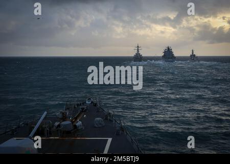 220224-N-EM691-2002 OCÉAN ATLANTIQUE (24 février 2022) le destroyer à missiles guidés de classe Arleigh Burke USS The Sullivans (DDG 68), premier plan, sort derrière, de gauche à droite, USS Donald Cook (DDG 75), FGS Berlin (A1411) auxiliaire allemand et HNLMS Van Amstel (F831) lors de l'exercice de la Garde dynamique de l'OTAN, 22-01 février 24. Les Sullivans sont déployés sur le théâtre d'opérations européen et participent à une série d'activités maritimes à l'appui des États-Unis Sixième flotte et alliés de l'OTAN. Banque D'Images