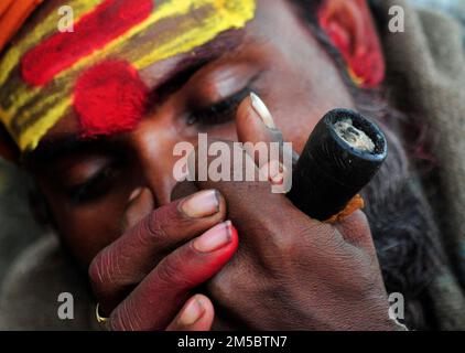 Un chillum fugeant Shaivite sadhu sur le Mallick Ghat près de la rivière Hooghly à Kolkata, en Inde. Banque D'Images