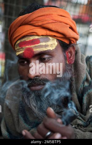 Un chillum fugeant Shaivite sadhu sur le Mallick Ghat près de la rivière Hooghly à Kolkata, en Inde. Banque D'Images