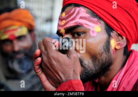 Un chillum fugeant Shaivite sadhu sur le Mallick Ghat près de la rivière Hooghly à Kolkata, en Inde. Banque D'Images