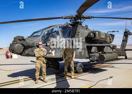 1st le lieutenant Parker 'Tailss' Bronson et l'Adjudant-chef Dug 'Casper' Carr, tous deux pilotes Apache affectés au bataillon de reconnaissance d'attaque 1-501st, ont marqué le plus haut de leur champ de tir dans leurs bataillons respectifs. Cette équipe a été la meilleure équipe pour l'ARB 1-501st. Banque D'Images