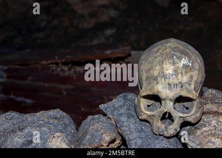 Des squelettes sont éparpillés dans le tombeau traditionnel de la tribu Toraja, Sulawesi du Sud, Indonésie. Banque D'Images