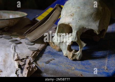 Des squelettes sont éparpillés dans le tombeau traditionnel de la tribu Toraja, Sulawesi du Sud, Indonésie. Banque D'Images