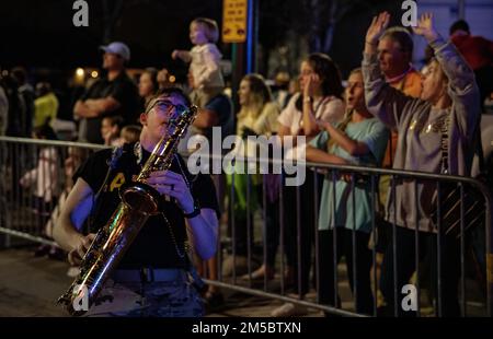 (Mobile, AL) : SPC. Johnathan Schramm, saxaphone de la bande militaire 151st, joue en solo lors de la parade des strippers de Mystic, Mardi gras, 24th février 2022. Le groupe a défilé et joué de la musique sur le thème de Mardi gras pour la parade de près de 3,5 miles. Mobile organise presque des défilés de nuit pendant la saison Mardi gras, la plupart des défilés attirant des foules de 10 000 personnes. Banque D'Images