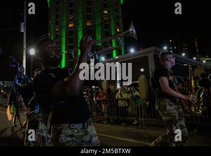 (Mobile, AL) — SPC. Lindsay Osborne, trompettiste de la bande de l’Armée de terre 151st, a joué dans la parade des stripers Mystic’s Mardi gras, le 24th février 2022. Le striper de Mystic a défilé pour la première fois en 1948 avec un emblème représentant deux animaux rayés, un zèbre et un tigre. Mobile organise presque des défilés de nuit pendant la saison Mardi gras, la plupart des défilés attirant des foules de 10 000 personnes. Banque D'Images