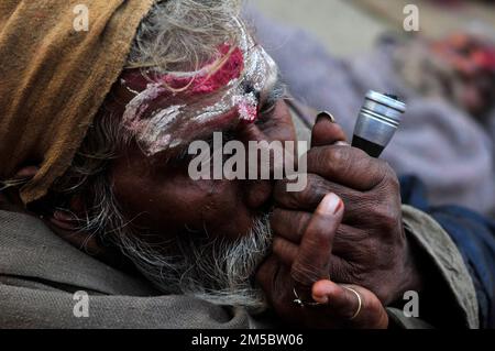 Un chillum fugeant Shaivite sadhu sur le Mallick Ghat près de la rivière Hooghly à Kolkata, en Inde. Banque D'Images