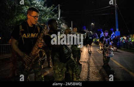 (Mobile, AL) — le Sgt Taylor Kosman, chef d’équipe de musique et saxophone, s’harmonise avec la CPS. Lindsay Osborne, trompettiste, tous deux sont avec la 151st Army Band, qui s’est produit lors de la parade des strippers de Mystic, Mardi gras, le 24th février 2022. Mobile, lieu de naissance des Mardi gras américains, organise presque des défilés nocturnes pendant la saison des Mardi gras, la plupart des défilant attirant des foules de 10 000 personnes. Banque D'Images