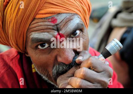 Un chillum fugeant Shaivite sadhu sur le Mallick Ghat près de la rivière Hooghly à Kolkata, en Inde. Banque D'Images