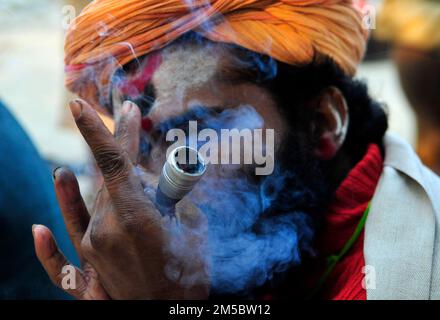 Un chillum fugeant Shaivite sadhu sur le Mallick Ghat près de la rivière Hooghly à Kolkata, en Inde. Banque D'Images