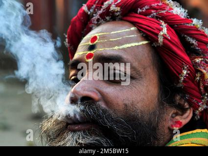 Un chillum fugeant Shaivite sadhu sur le Mallick Ghat près de la rivière Hooghly à Kolkata, en Inde. Banque D'Images