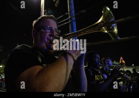 (Mobile, AL) — le Sgt Daryl Williams, arrangeur d’état-major et joueur de tuba pour la bande de l’Armée de terre de 151st, a joué dans la parade des strippers de Mystic Mardi gras, le 24th février 2022. Le groupe a participé à divers défilés de Mardi gras autour de la côte de l'Alabama. Mobile organise presque des défilés de nuit pendant la saison Mardi gras, la plupart des défilés attirant des foules de 10 000 personnes. Banque D'Images