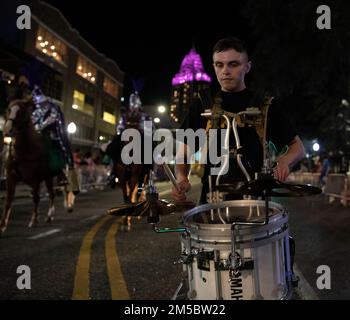 (Mobile, AL) — le Sgt Benjamin Garcia, percussionniste de la bande de l’Armée de terre de 151st, a joué dans la parade des strippers de Mystic Mardi gras, le 24th février 2022. Le groupe a défilé et joué de la musique sur le thème de Mardi gras pour la parade de près de 3,5 miles. Le striper de Mystic a défilé pour la première fois en 1948 avec un emblème représentant deux animaux rayés, un zèbre et un tigre. Banque D'Images