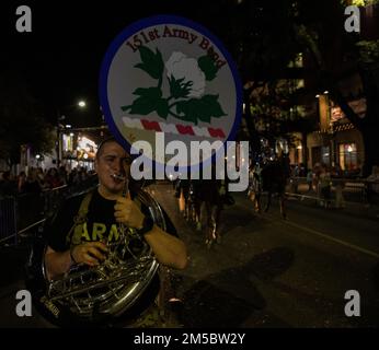 (Mobile, AL) — le sergent Christopher McCrary, arrangeur d’état-major et joueur de tuba pour la bande de l’Armée de 151st, a joué dans la parade des strippers Mystic Mardi gras, 24th février 2022. Le groupe a participé à divers défilés de Mardi gras autour de la côte de l'Alabama. Mobile organise presque des défilés de nuit pendant la saison Mardi gras, la plupart des défilés attirant des foules de 10 000 personnes. Banque D'Images