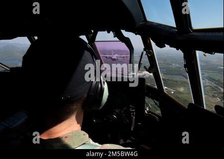 A ÉTATS-UNIS Le pilote de la Force aérienne affecté à l'escadron des opérations spéciales 1st, 353rd, escadre des opérations spéciales, regarde un avion de transport de combat multimission MC-130J Commando II pendant l'exercice Cobra Gold 2022, à la chaîne de tir Chandy, dans le Royaume de Thaïlande, le 24 février 2022. Les forces américaines se sont formées aux côtés de leurs homologues des forces armées royales thaïlandaises pour simuler des baisses d'approvisionnement à basse altitude. Le CG 22 est la version 41st de l'exercice international de formation qui soutient l'état de préparation et met l'accent sur la coordination de l'action civique, de l'aide humanitaire et des secours en cas de catastrophe. De 22 février à Mar Banque D'Images