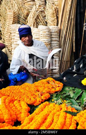 Mallick Ghat est l'un des plus grands marchés de fleurs en Asie. Scènes tôt le matin au marché de Kolkata, Bengale-Occidental, Inde. Banque D'Images