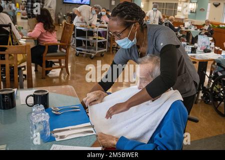 ÉTATS-UNIS Le premier Airman de la Force aérienne, Andrea A. Williamson, de la 108th e Escadre, de la Garde nationale aérienne du New Jersey, aide Orlando Campanella, un résident du New Jersey Veterans Memorial Home à Vineland, pour son déjeuner à Vineland, dans le New Jersey, le 24 février 2022. Williamson est au service des résidents du foyer en tant qu’assistante infirmière certifiée. Plus de 70 soldats et aviateurs de la Garde nationale du New Jersey sont des assistants infirmiers certifiés et travaillent dans les services alimentaires, le contrôle des infections, la technologie de l'information, l'enrichissement de la vie, la logistique, Et test COVID-19. (Photo de la Garde nationale du New Jersey par Mark C. Olsen) Banque D'Images