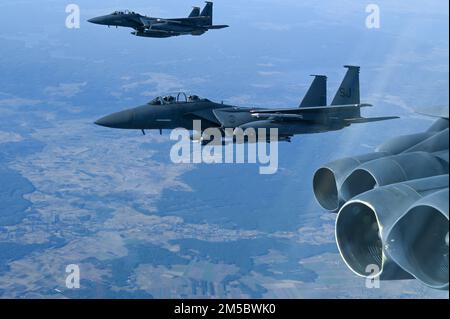 Deux pygargues F-15E de l'escadron de combat 336th de la base aérienne de Seymour Johnson, en Caroline du Nord, effectuent une interception amicale d'un B-52H Stratoforteresse affecté à l'escadron de bombe expéditionnaire 69th de la RAF Fairford, en Angleterre, lors d'une sortie en Pologne, le 24 février 2022. Au cours de la sortie, les pilotes se sont entraînés à communiquer, à voler en formation et à escorter le bombardier hors de la zone. (É.-U. Air Force par Airman 1st classe Zachary Wright) Banque D'Images