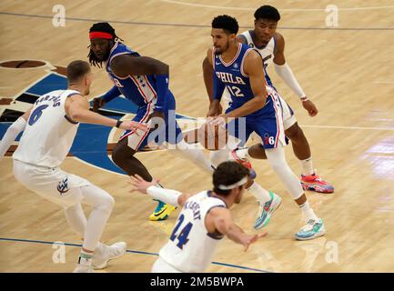 Washington, États-Unis. 27th décembre 2022. WASHINGTON, DC - DÉCEMBRE 27: Centre des Wizards de Washington Kristaps Porzingis (6) attend Philadelphie 76ers avant Tobias Harris (12) lors d'un match NBA entre les Wizards de Washington et le Philadelphia 76ers, on 27 décembre 2022, à la Capital One Arena, à Washington, DC. (Photo de Tony Quinn/SipaUSA) crédit: SIPA USA/Alay Live News Banque D'Images