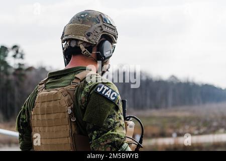 Contrôleur canadien d'attaque au terminal interarmées des soldats du Régiment 1st de l'Artillerie royale canadienne de Shilo (Manitoba), Canada, s'entraînent avec un airman du Parti tactique de contrôle aérien de l'escadre des opérations aériennes au sol 93D pour renouveler leur certification OTAN, base aérienne Moody, Géorgie, 24 février 2022. Le TACP de l'AGOW 93D a supervisé leur formation afin d'assurer la bonne réalisation des certifications et de l'accréditation. Au cours de leur exercice d'assistance aérienne, ils ont suivi une formation sur les procédures laser au sol, l'emploi de munitions en direct et l'intégration du contrôle aérien direct avec Les équipages D'avions Thunderbolt II A-10C simulant à un niveau sans-fil Banque D'Images