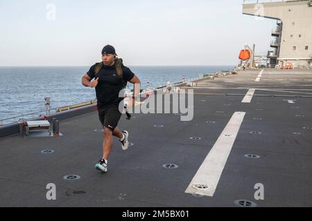 220224-N-TI693-3023 MÉDITERRANÉE (24 février 2022) - le chef de l'aviation Boatswain's Mate (Handling) Benjamin O'dea, de Lansing, Michigan, affecté à la base de la mer expéditionnaire USS Hershel 'Woody' Williams (ESB 4), effectue une marche de baiser lors d'un défi de remise en forme en l'honneur des actions héroïques du homonyme du navire, 24 février 2022. Hershel 'Woody' Williams est en cours de déploiement aux États-Unis Sixième zone d'exploitation de la flotte à l'appui des intérêts nationaux et de la sécurité des États-Unis en Europe et en Afrique. Banque D'Images