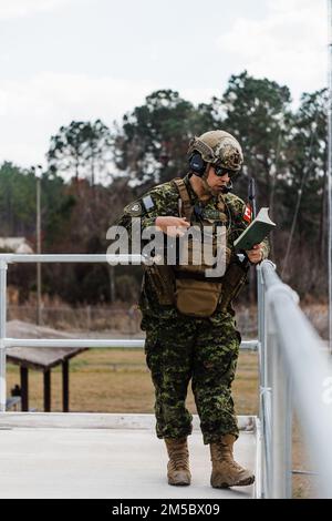 Contrôleur canadien d'attaque au terminal interarmées des soldats du Régiment 1st de l'Artillerie royale canadienne de Shilo (Manitoba), Canada, s'entraînent avec un airman du Parti tactique de contrôle aérien de l'escadre des opérations aériennes au sol 93D pour renouveler leur certification OTAN, base aérienne Moody, Géorgie, 24 février 2022. Le TACP de l'AGOW 93D a supervisé leur formation afin d'assurer la bonne réalisation des certifications et de l'accréditation. Au cours de leur exercice d'assistance aérienne, ils ont suivi une formation sur les procédures laser au sol, l'emploi de munitions en direct et l'intégration du contrôle aérien direct avec Les équipages D'avions Thunderbolt II A-10C simulant à un niveau sans-fil Banque D'Images