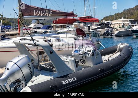 BRIG 650 EDGE RIB boat avec le moteur Honda VTECH 225 amarré à un port de plaisance Pittwater, Church point, Sydney, NSW, Australie Banque D'Images