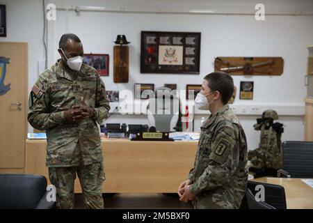 Le général de brigade James Smith, commandant général du Commandement du soutien du Théâtre de 21st, a pris un moment pour féliciter le Sgt 1st de l'Armée de terre Kalynn Rolon du bataillon médical multifonctionnel de 421st, Brigade médicale de 30th, Baumholder Allemagne pour avoir récemment obtenu son diplôme à l'École des Rangers. Le Sgt. 1st Class Rolon a terminé l'école Airborne, l'académie du sergent d'exercice et maintenant l'école Ranger. Banque D'Images