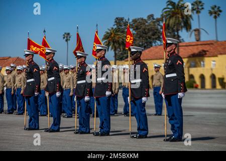 Nouveaux États-Unis Marines of Lima Company, 3rd Recruit Training Battalion, sont en formation lors d'une cérémonie de remise des diplômes au Marine corps Recruit Depot San Diego, le 25 février 2022. Avant que les pelotons ne soient rejetés, les guides ont retiré leurs guides à leurs instructeurs de forage. Au cours de la cérémonie, des instructeurs de forage ont marché sur le pont de parade pour récupérer les guides. Banque D'Images