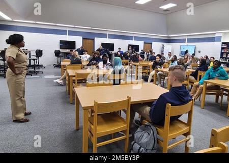 MOBILE, Ala (25 février 2022) Latonya Perossier, conseillère en carrière de la Marine, du Commandement du recrutement de la Marine, s'adresse aux élèves de l'école secondaire Baker pendant la semaine de la Marine Mobile, Alabama, 25 février. La semaine de la Marine est une série annuelle d'événements qui se tiennent tout au long de l'année dans diverses villes des États-Unis sans présence importante de la Marine pour offrir aux citoyens l'occasion d'interagir avec les marins et d'en apprendre davantage sur la Marine et ses capacités. Banque D'Images