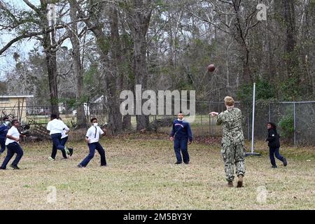 WHISTLER, Alabama (25 févr. 2022) Corey Williams, technicien en électronique de classe 1st, de l'USS Alabama (SSBN 731), joue au football à l'école préparatoire de Prichard pendant la semaine de la marine mobile, le 25 février. La semaine de la Marine est une série annuelle d'événements qui se tiennent tout au long de l'année dans diverses villes des États-Unis sans présence importante de la Marine pour offrir aux citoyens l'occasion d'interagir avec les marins et d'en apprendre davantage sur la Marine et ses capacités. Banque D'Images