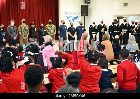 WHISTLER, Alabama (25 février 2022) les marins répondent aux questions sur la Marine à l'école préparatoire Prichard pendant la semaine mobile de la Marine, le 25 février. La semaine de la Marine est une série annuelle d'événements qui se tiennent tout au long de l'année dans diverses villes des États-Unis sans présence importante de la Marine pour offrir aux citoyens l'occasion d'interagir avec les marins et d'en apprendre davantage sur la Marine et ses capacités. Banque D'Images