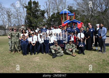 WHISTLER, Alabama (25 févr. 2022) Sailor pose pour une photo à l'école préparatoire de Prichard pendant la semaine de la marine mobile, 25 février. La semaine de la Marine est une série annuelle d'événements qui se tiennent tout au long de l'année dans diverses villes des États-Unis sans présence importante de la Marine pour offrir aux citoyens l'occasion d'interagir avec les marins et d'en apprendre davantage sur la Marine et ses capacités. Banque D'Images